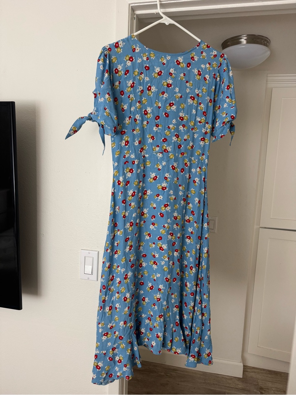 Faithfull the Brand Light Blue Floral Midi Dress with Red Accents - Picture 5 of 8